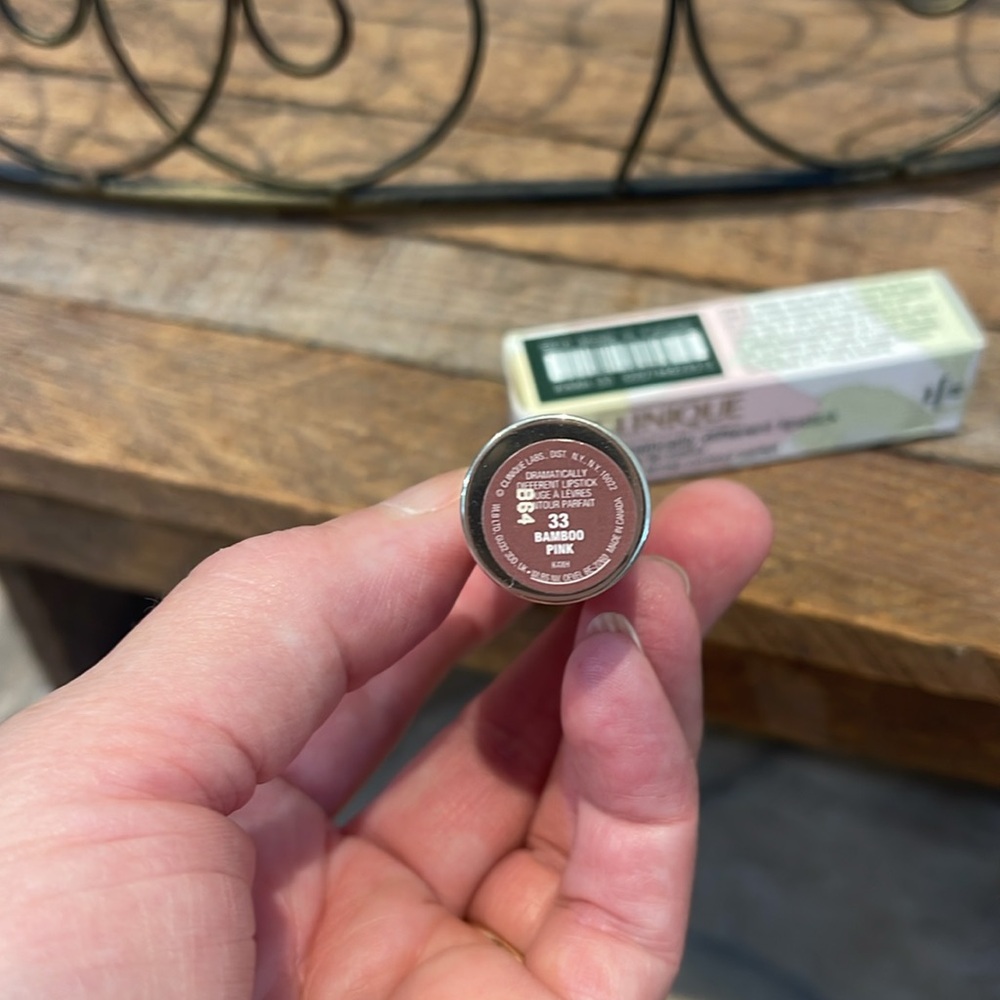 🆕Clinique Dramatically Different Lipstick - Picture 6 of 11